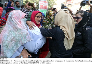 کراچی میں احتجاجی اساتذہ پر پولیس کا دھاوا اور لاٹھی چارج، درجنوں گرفتار
