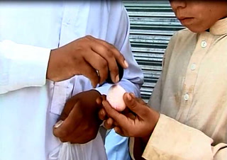 کوئٹہ : عید میلوں میں انڈے لڑانے کے دلچسپ مقابلے
