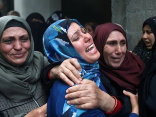 اسرائیلی فورسز کی بمباری میں شہید 17 فلسطینیوں کی تدفین