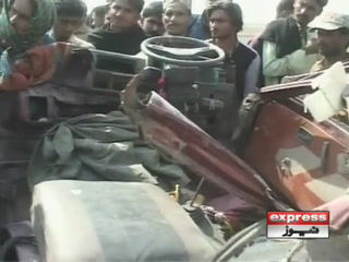 حیدر آباد میں ڈمپر نے پک اپ کو کچل دیا، 11 افراد جاں بحق