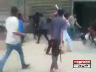 کراچی کے علاقے ڈیفنس میں سرعام غنڈہ گردی۔۔۔ نہتے نوجوان پر بدترین تشدد